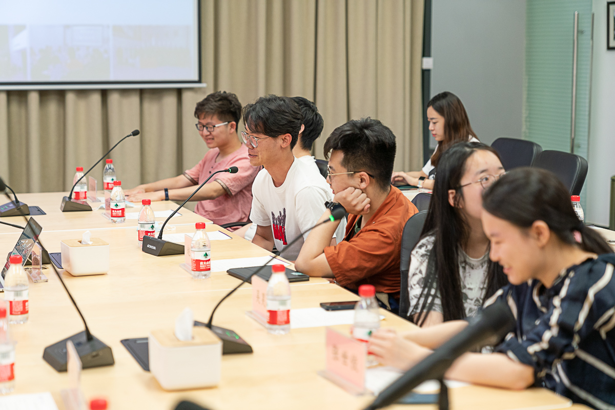 undergraduate students attending seminars, B1/F MMW Humanities Building