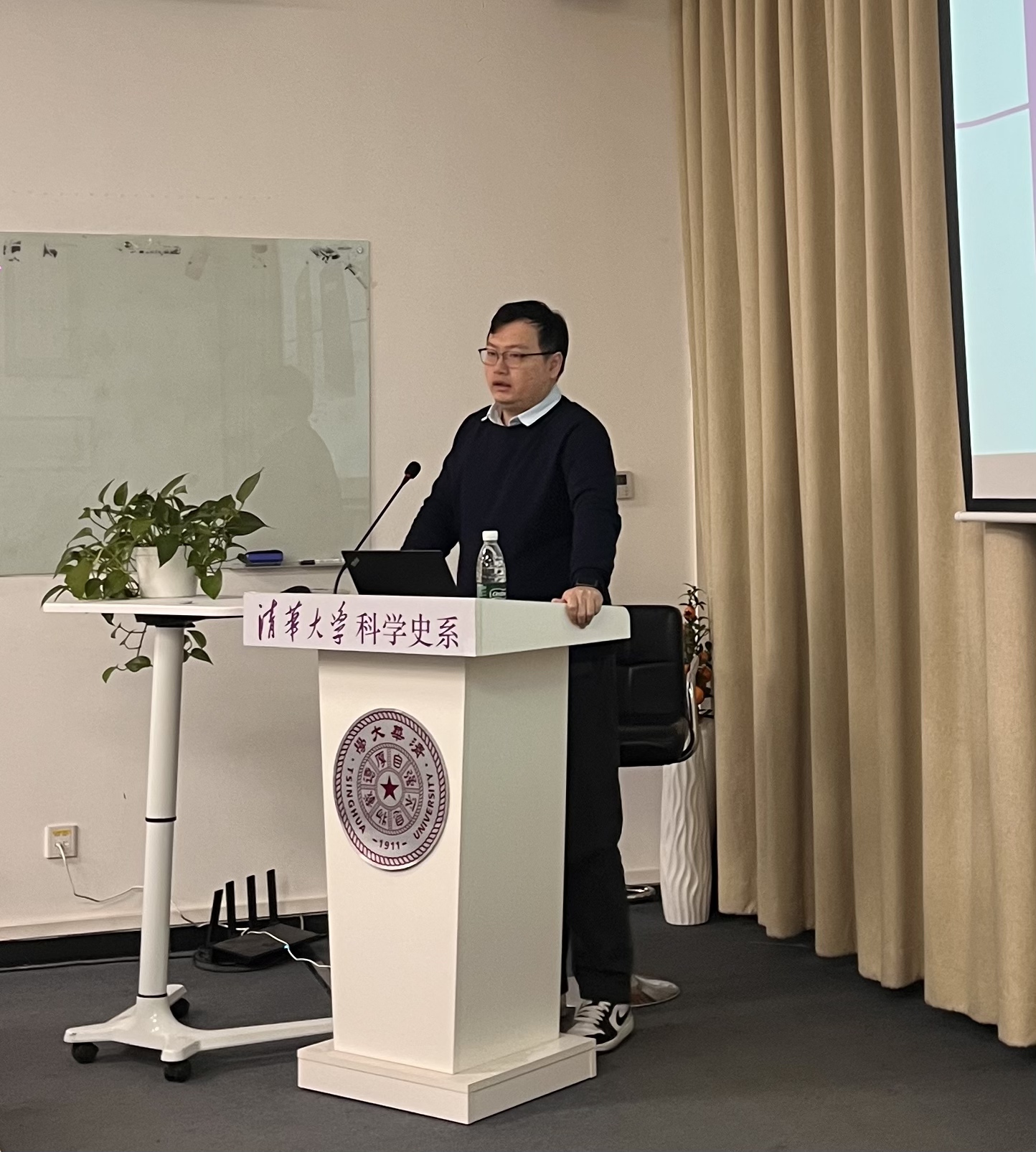 2025年12月10日系学术例会第217期纪要:刘骁“气象史研究的角度梳理:基于中国近代气象史料的收集与整理”和史艳飞“《视觉新论》为何新——从‘相似’到‘符号’的视觉理论变革”